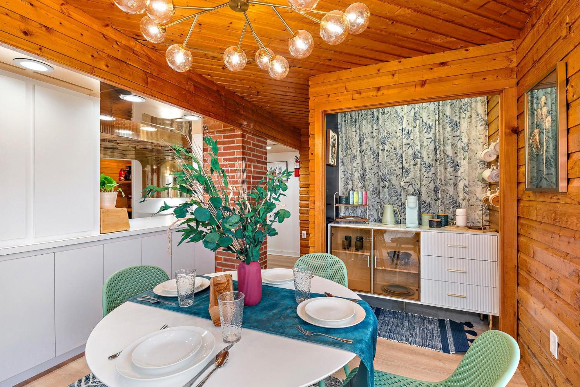 18 Bd W Indoor Pool Hottub & Sauna - Mystery