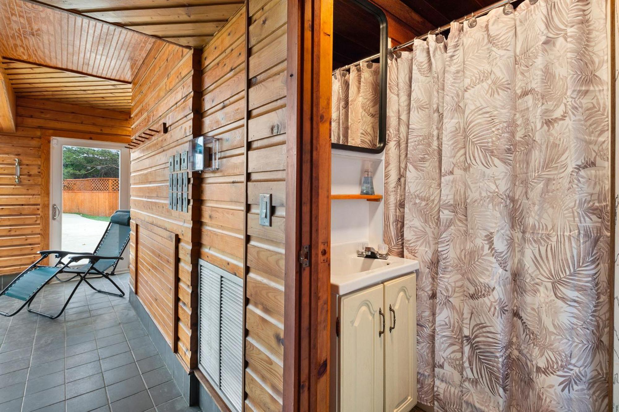18 Bd W Indoor Pool Hottub & Sauna - Mystery Holiday home East Stroudsburg