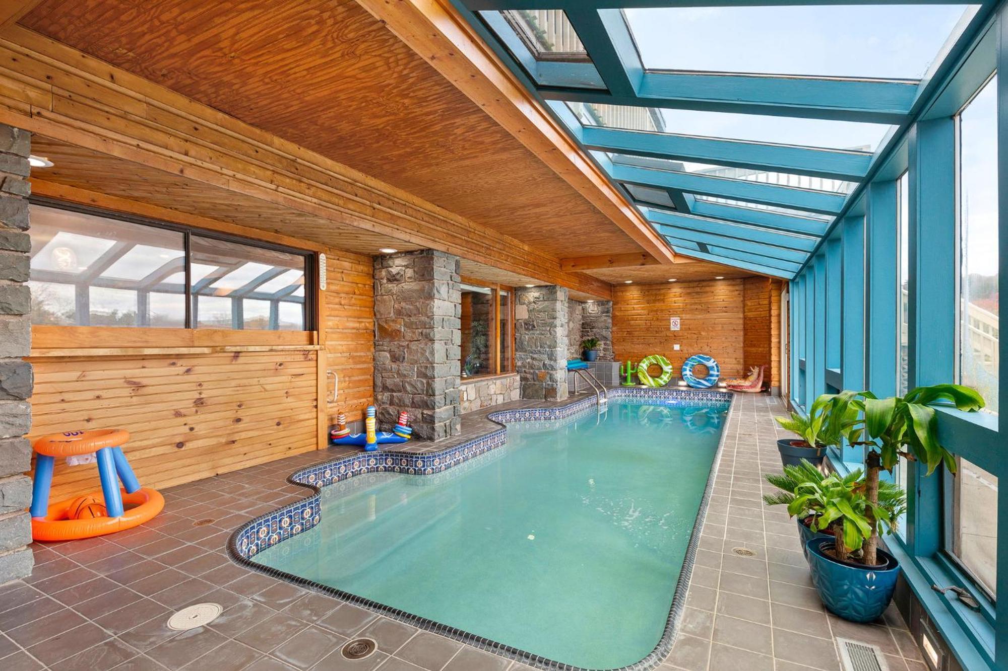 18 Bd W Indoor Pool Hottub & Sauna - Mystery * East Stroudsburg
